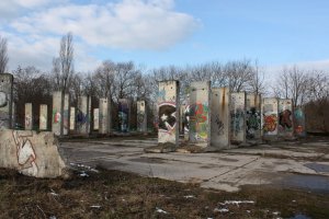 Ausstellung von Mauer-Segmenten auf dem Gelände des ehemaligen Betonwerks Teltow (4); Aufnahme 2015