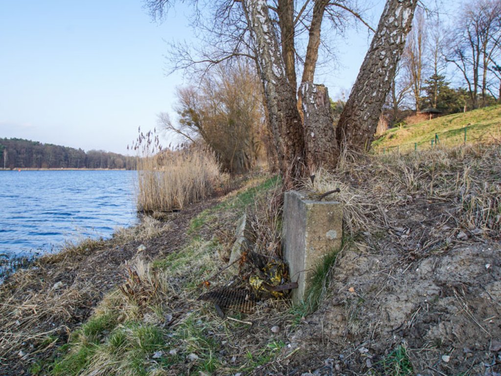 Betonbefestigung und –überreste der DDR-Grenzanlagen am Ufer des Griebnitzsees in Potsdam-Babelsberg; Aufnahme 2015  Betonbefestigung und –überreste der DDR-Grenzanlagen am Ufer des Griebnitzsees in Potsdam-Babelsberg; Aufnahme 2015