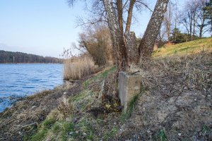 Betonbefestigung und –überreste der DDR-Grenzanlagen am Ufer des Griebnitzsees in Potsdam-Babelsberg; Aufnahme 2015