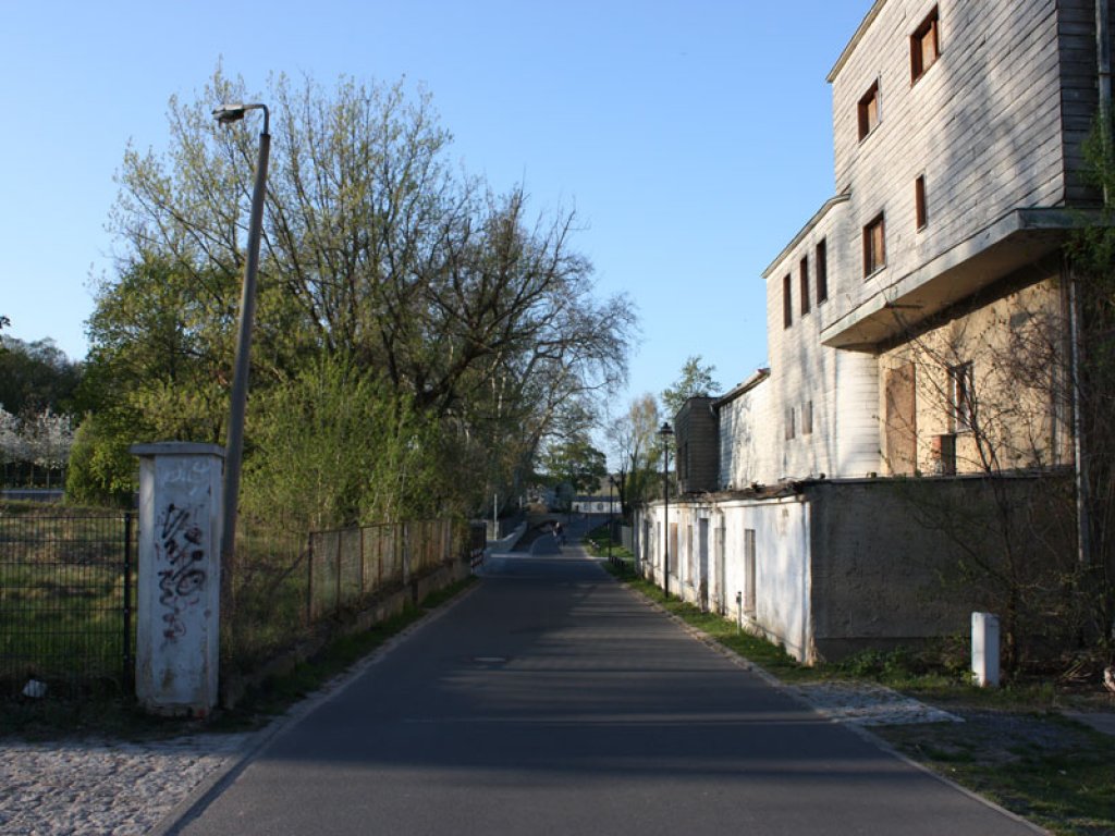Bogenlampe der Grenzvorfeld-Sicherung gegenüber der einzigen Wassergrundstücks-Villa in der Bertinistraße („Villa Hagen“), nahe des ehemaligen Wasser-Grenzübergangs Nedlitz in Potsdam; Aufnahme 2015