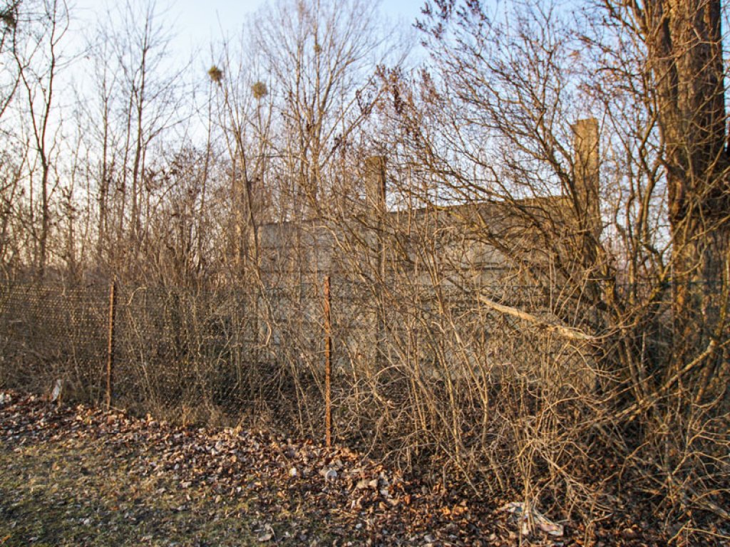 Betonplattenwand-Reste der Vorfeldsicherung als Teil der DDR-Grenzanlagen in der Nähe des Eisenbahn-Grenzübergangs Staaken; Aufnahme 2015