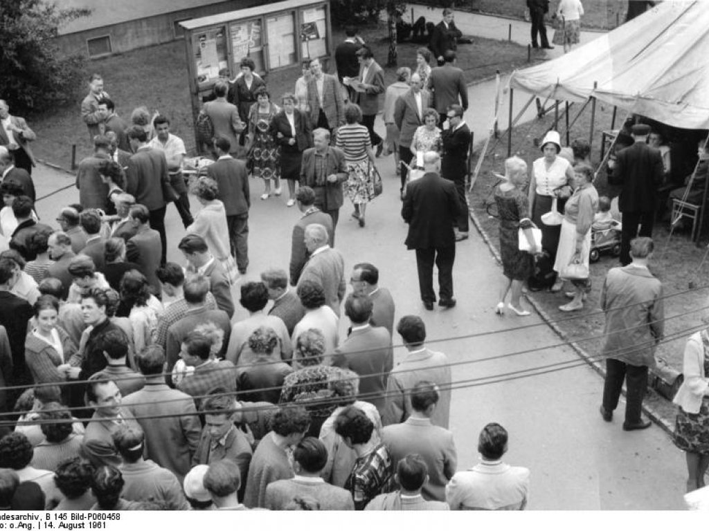 DDR-Flüchtlinge einen Tag nach der Grenzschließung im West-Berliner Notaufnahmelager Marienfelde; Aufnahme 14. August 1961