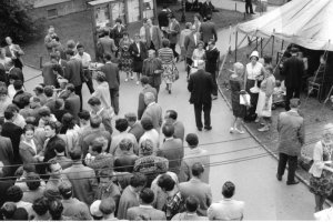 DDR-Flüchtlinge einen Tag nach der Grenzschließung im West-Berliner Notaufnahmelager Marienfelde; Aufnahme 14. August 1961