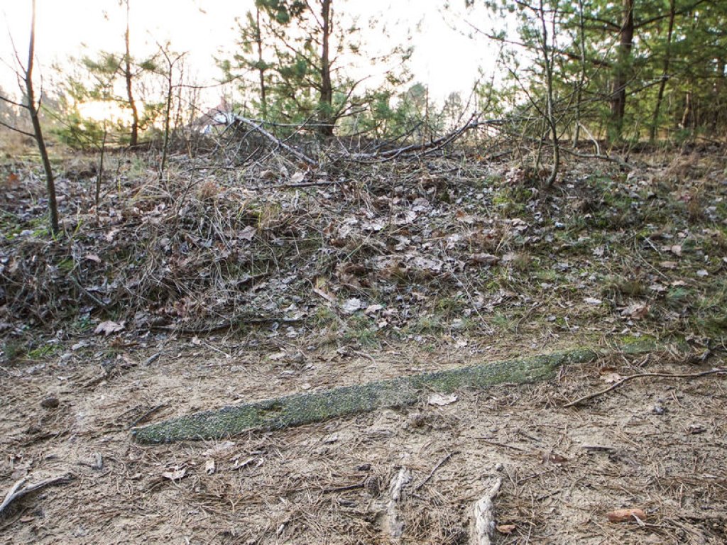 Eingetretener Betonpfosten im Todesstreifen nördlich von Glienicke Nordbahn; Aufnahme 2015
