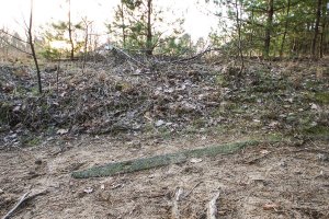 Eingetretener Betonpfosten im Todesstreifen nördlich von Glienicke Nordbahn; Aufnahme 2015