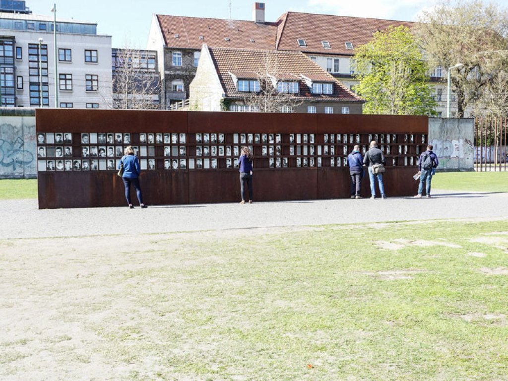 "Fenster des Gedenkens", das den Todesopfern der Mauer gewidmet ist, auf dem Gedenkstättenareal an der Bernauer Straße; Aufnahme 2015