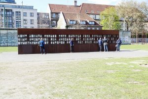"Fenster des Gedenkens", das den Todesopfern der Mauer gewidmet ist, auf dem Gedenkstättenareal an der Bernauer Straße; Aufnahme 2015