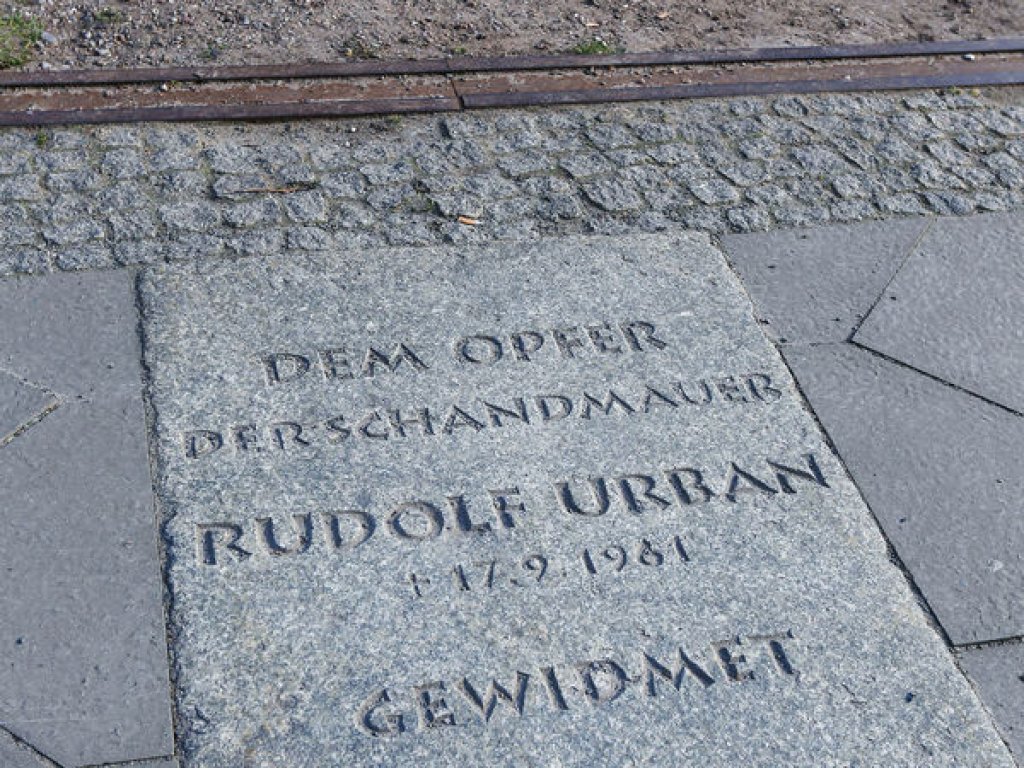 Gedenkstein für Rudolf Urban, der in der Folge eines Fluchtversuchs am 19. August 1961 zu Tode kommt, und Nachzeichnung der Grenzhäuser auf dem Gedenkstättenareal an der Bernauer Straße; Aufnahme 2015