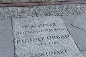 Gedenkstein für Rudolf Urban, der in der Folge eines Fluchtversuchs am 19. August 1961 zu Tode kommt, und Nachzeichnung der Grenzhäuser auf dem Gedenkstättenareal an der Bernauer Straße; Aufnahme 2015