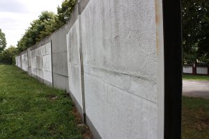 Hinterlandsicherungmauer im nördlichen Bereich des Invalidenfriedhofs am Spandauer Schifffahrtskanal; Aufnahme 2016
