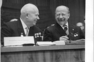 Nikita Chruschtschow und Walter Ulbricht auf dem VI. Parteitag der SED in der Ost-Berliner Werner-Seelenbinder-Halle; Aufnahme 15. Januar 1963