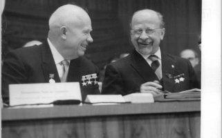Nikita Chruschtschow und Walter Ulbricht auf dem VI. Parteitag der SED in der Ost-Berliner Werner-Seelenbinder-Halle; Aufnahme 15. Januar 1963