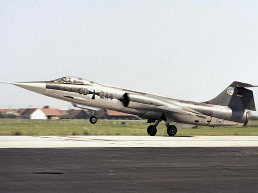 Starfighter F-104G (G für „Germany“) des Jagdgeschwader 74 "Mölders" beim Start vom Fliegerhorst Neuburg an der Donau; Aufnahme Juni 1965