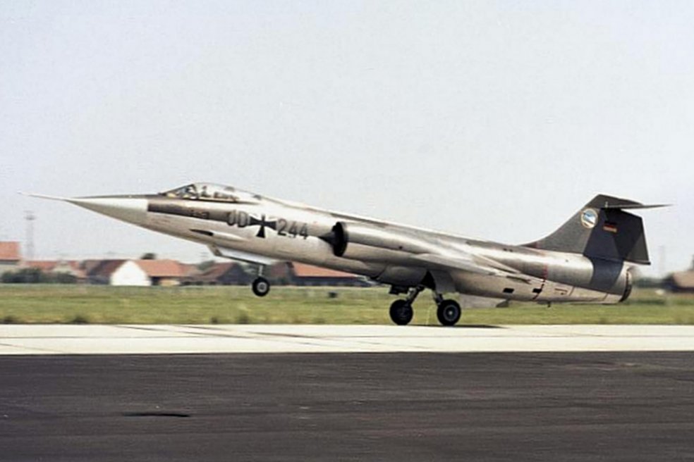 Starfighter F-104G (G für „Germany“) des Jagdgeschwader 74 "Mölders" beim Start vom Fliegerhorst Neuburg an der Donau; Aufnahme Juni 1965