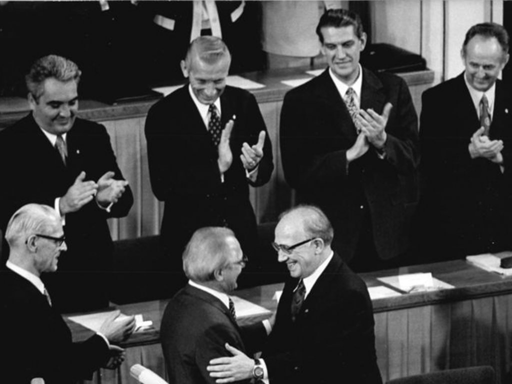 10. Tagung der Volkskammer: (v. r. n. l.) Horst Sindermann, Erich Honecker und Willi Stoph; Aufnahme 3. Oktober 1973 10. Tagung der Volkskammer: (v. r. n. l.) Horst Sindermann, Erich Honecker und Willi Stoph; Aufnahme 3. Oktober 1973