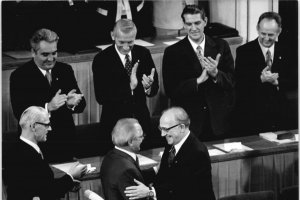 10. Tagung der Volkskammer: (v. r. n. l.) Horst Sindermann, Erich Honecker und Willi Stoph; Aufnahme 3. Oktober 1973