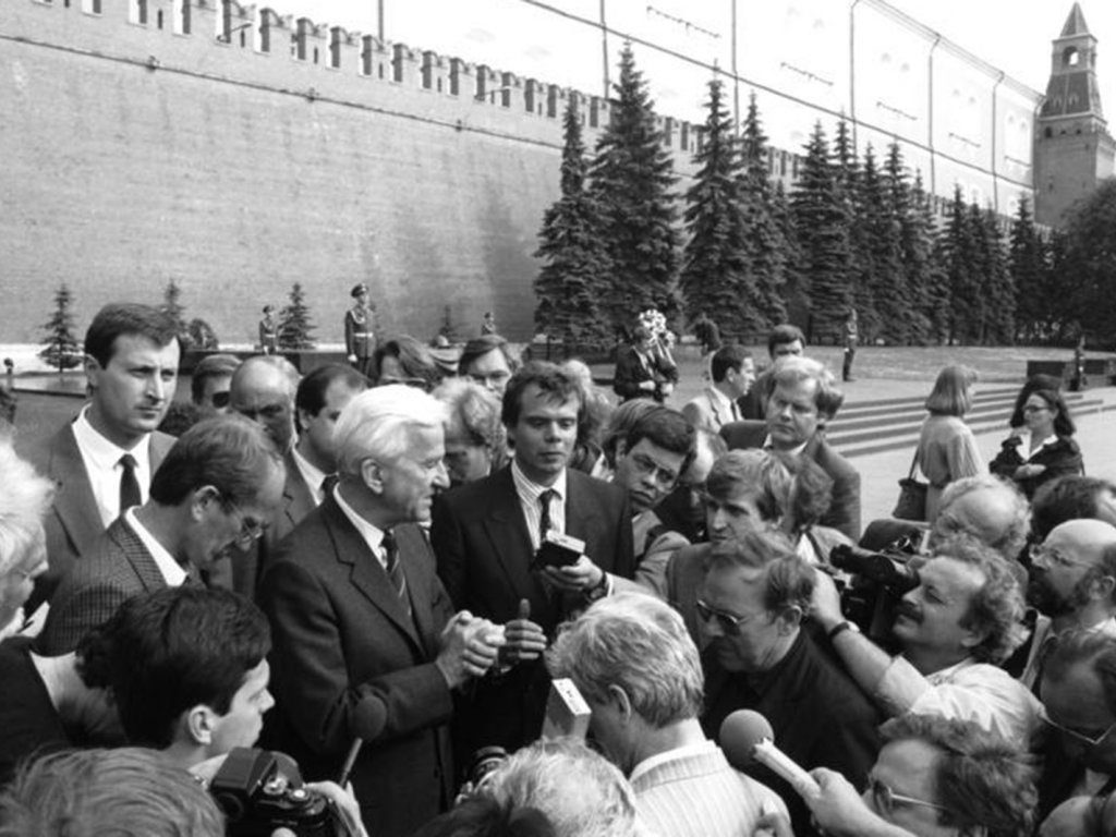 Bundespräsident Richard von Weizsäcker während des Staatsbesuchs auf dem Moskauer Roten Platz; Aufnahme 6. Juli 1987  Bundespräsident Richard von Weizsäcker während des Staatsbesuchs auf dem Moskauer Roten Platz; Aufnahme 6. Juli 1987