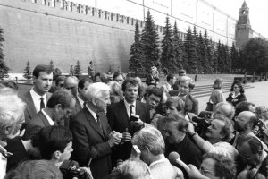 Bundespräsident Richard von Weizsäcker während des Staatsbesuchs auf dem Moskauer Roten Platz; Aufnahme 6. Juli 1987