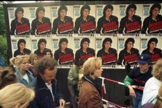 Jugendliche warten in West-Berlin auf den Einlaß zum Michael Jackson Konzert ("Berlin Open Air 1988") vor dem Reichstagsgebäude; Aufnahme 19. Juni 1988.