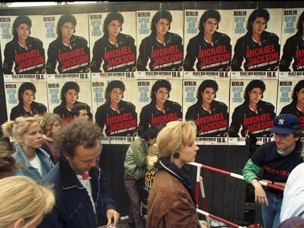 Jugendliche warten in West-Berlin auf den Einlaß zum Michael Jackson Konzert ("Berlin Open Air 1988") vor dem Reichstagsgebäude; Aufnahme 19. Juni 1988. Jugendliche warten in West-Berlin auf den Einlaß zum Michael Jackson Konzert ("Berlin Open Air 1988") vor dem Reichstagsgebäude; Aufnahme 19. Juni 1988.
