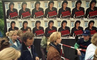 Jugendliche warten in West-Berlin auf den Einlaß zum Michael Jackson Konzert ("Berlin Open Air 1988") vor dem Reichstagsgebäude; Aufnahme 19. Juni 1988.