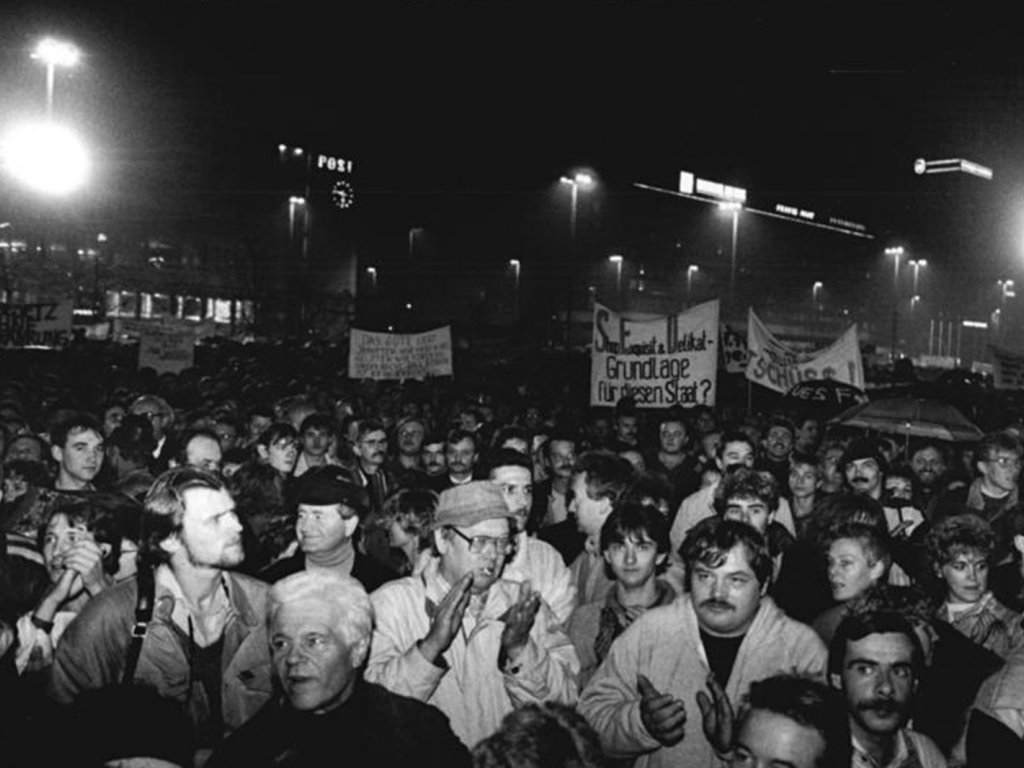 Leipziger Montags-Demonstration: DDR-Bürger fordern auf Transparenten u. a. "Freie Wahlen" und "Reisegesetz ohne Einschränkungen"; Aufnahme 6. November 1989