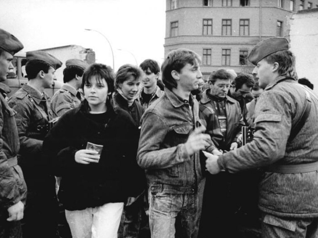 DDR-Bürger nutzen den neueröffneten Grenzübergang Eberswalder Straße; Aufnahme 11. November 1989