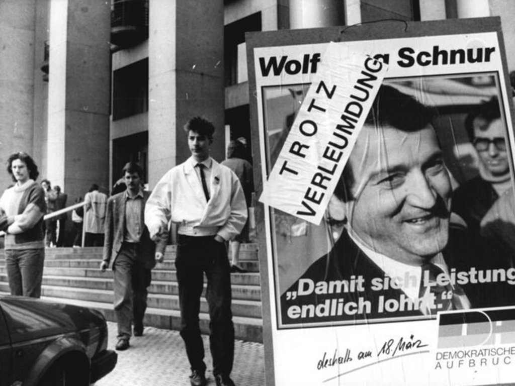Mitten im Wahlkampf wird Wolfgang Schnur als Inoffizieller Mitarbeiter der Stasi enttarnt; Aufnahme 11. März 1990