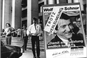Mitten im Wahlkampf wird Wolfgang Schnur als Inoffizieller Mitarbeiter der Stasi enttarnt; Aufnahme 11. März 1990