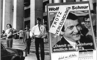 Mitten im Wahlkampf wird Wolfgang Schnur als Inoffizieller Mitarbeiter der Stasi enttarnt; Aufnahme 11. März 1990
