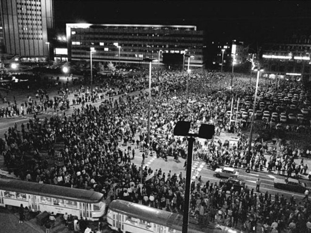 Staatsakt zum Tag der Deutschen Einheit in der Berliner Philharmonie mit Bundespräsident Richard von Weizsäcker am Rednerpult; Aufnahme 3. Oktober 1990  Staatsakt zum Tag der Deutschen Einheit in der Berliner Philharmonie mit Bundespräsident Richard von Weizsäcker am Rednerpult; Aufnahme 3. Oktober 1990