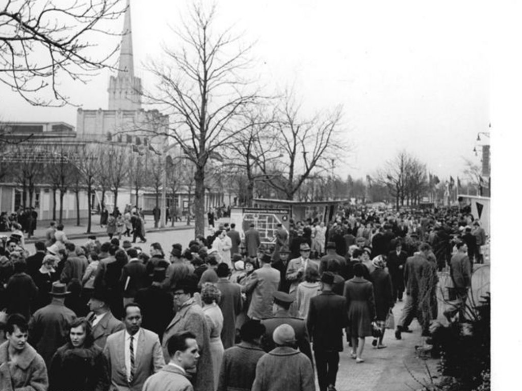Leipziger Frühjahrsmesse 1961 (im Hintergrund der Turm des sowjetischen Pavillons); Aufnahme 12. März 1961