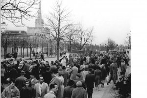 Leipziger Frühjahrsmesse 1961 (im Hintergrund der Turm des sowjetischen Pavillons); Aufnahme 12. März 1961