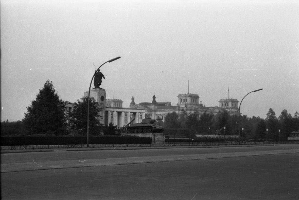 Mit Stacheldraht umzäuntes sowjetisches Ehrenmal in der Straße des 17. Juni; Aufnahmedatum unbekannt