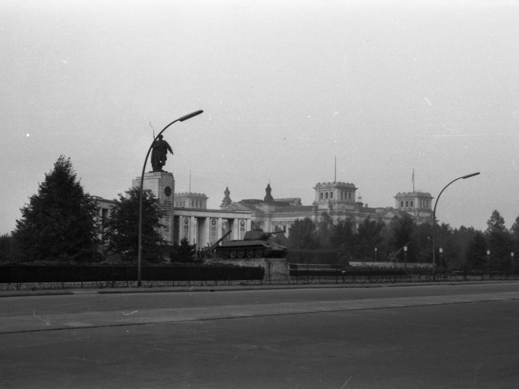 Mit Stacheldraht umzäuntes sowjetisches Ehrenmal in der Straße des 17. Juni; Aufnahmedatum unbekannt Mit Stacheldraht umzäuntes sowjetisches Ehrenmal in der Straße des 17. Juni; Aufnahmedatum unbekannt
