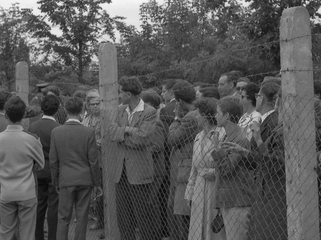 Menschenansammlung auf Ost-Berliner Seite der Grenzbefestigung in der Ebertstraße; Aufnahme 13. August 1961 Menschenansammlung auf Ost-Berliner Seite der Grenzbefestigung in der Ebertstraße; Aufnahme 13. August 1961
