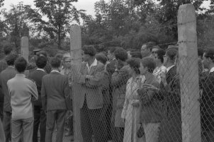Menschenansammlung auf Ost-Berliner Seite der Grenzbefestigung in der Ebertstraße; Aufnahme 13. August 1961