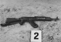 Kalaschnikow (MPi „K“ 67 Q5832)  – Die Waffe mit der ein Grenzposten Ulrich Steinhauer erschossen hat; Aufnahme 4. November 1980