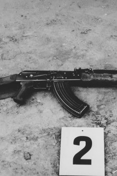 Kalaschnikow (MPi „K“ 67 Q5832)  – Die Waffe mit der ein Grenzposten Ulrich Steinhauer erschossen hat; Aufnahme 4. November 1980
