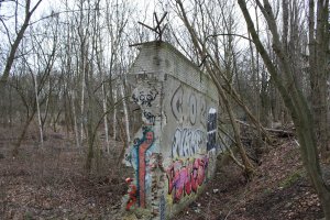 Aufgemauerte Ziegelgebäudewand mit Y-Abweisern als Teil der frühen Sperranlagen zwischen Pankow und Reinickendorf (Foto 1)