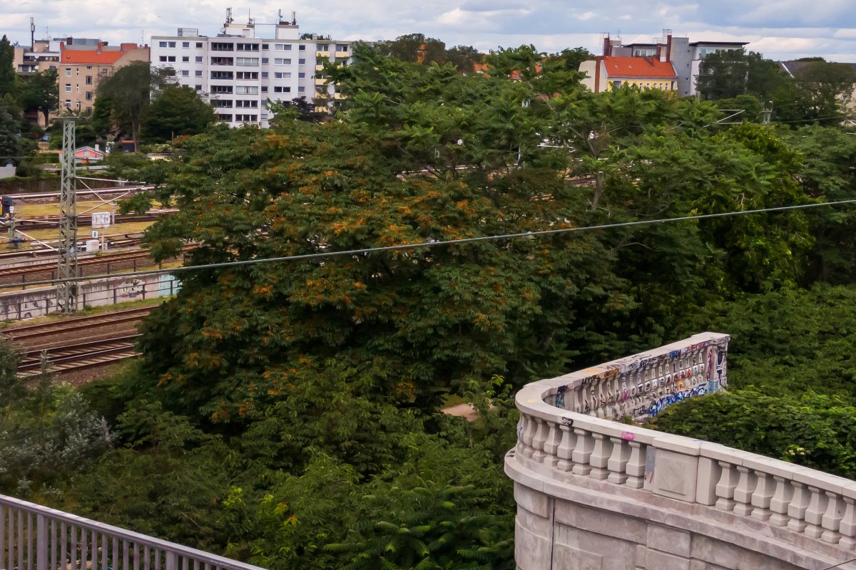 Blick von der Bösebrücke auf den S-Bahnhof Bornholmer Straße