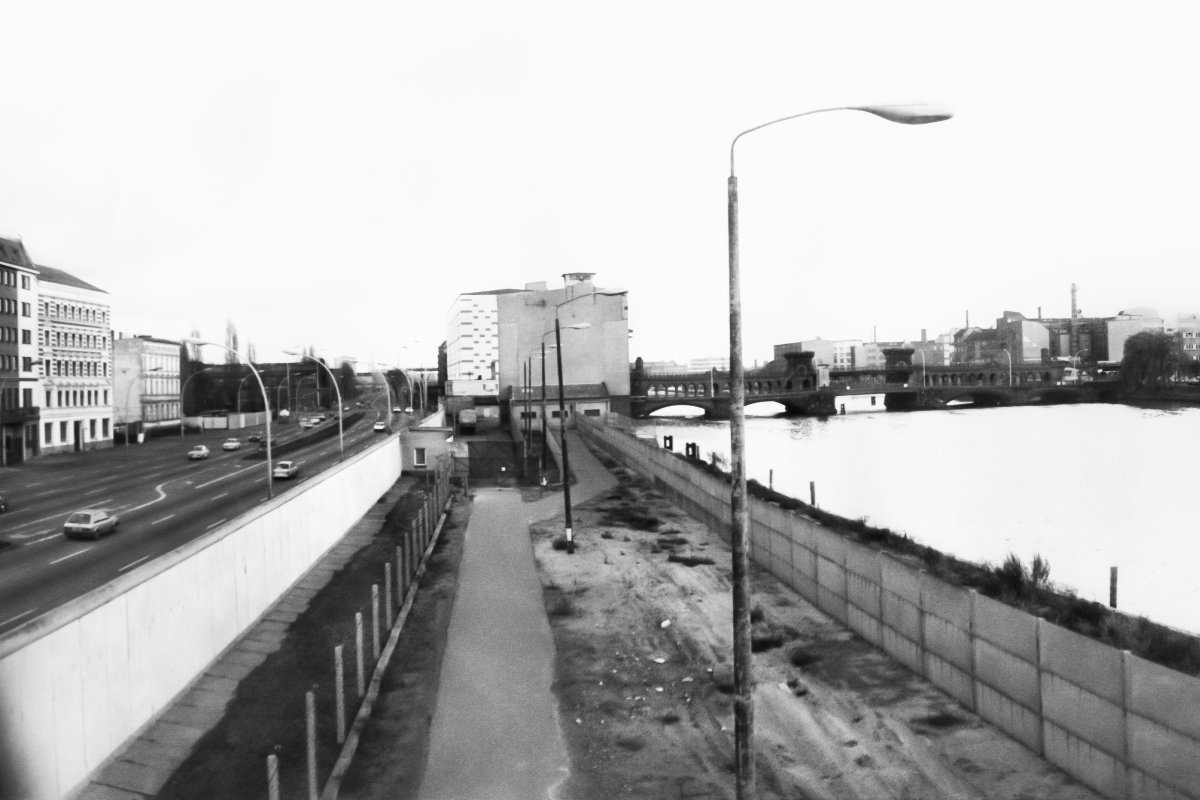 Westseite der „East Side Gallery“ mit Blick auf die Oberbaumbrücke, Aufnahme 1980er Jahre