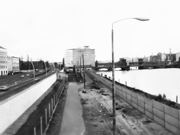 Westseite der „East Side Gallery“ mit Blick auf die Oberbaumbrücke, Aufnahme 1980er Jahre