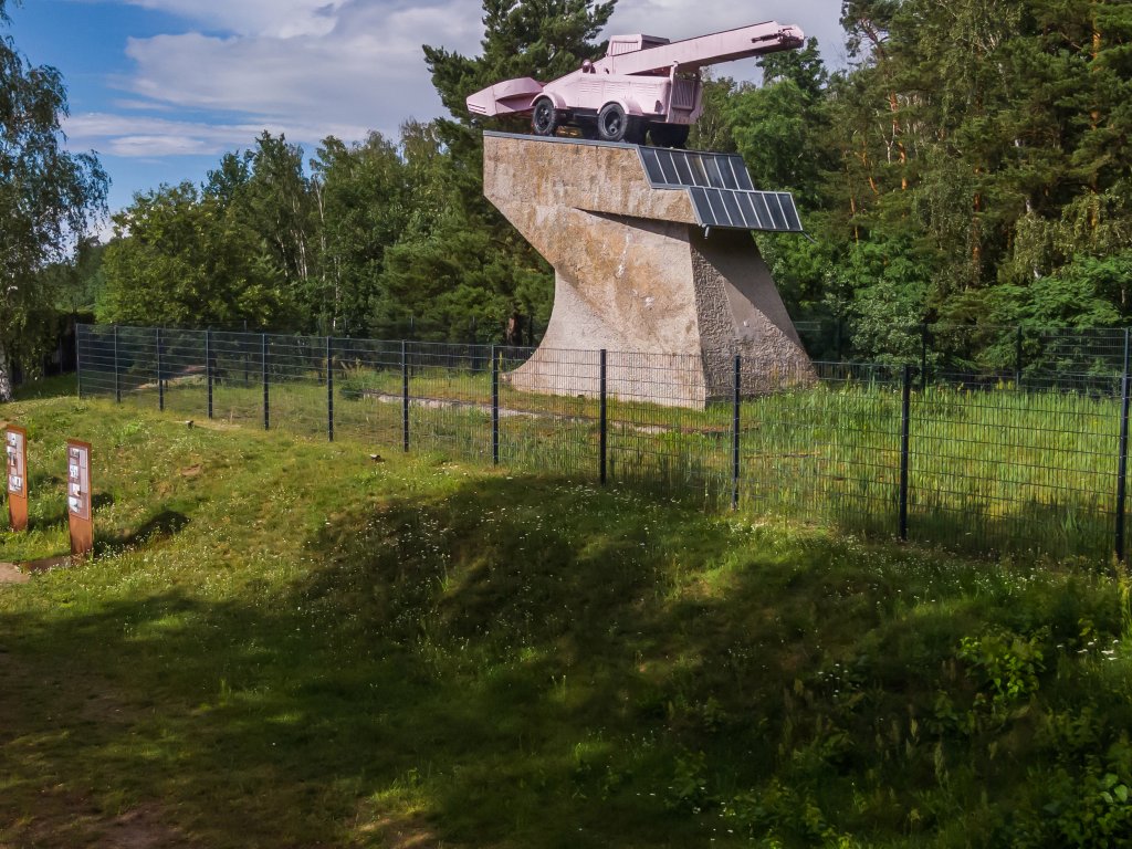 Ehemaliges Panzer-Denkmal zwischen Berlin-Zehlendorf und Kleinmachnow, in der Nähe des Autobahn-Grenzübergangs Dreilinden/Drewitz (heute: Europarc)