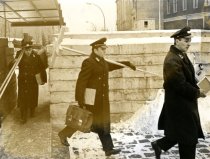 Angestellte der Ost-Berliner Post überqueren den Grenzübergang Invalidenstraße. Darunter waren auch Mitarbeiter der Staatssicherheit, die zur Überwachung der Passierscheinvergabe nach West-Berlin geschickt wurden, Dezember 1963