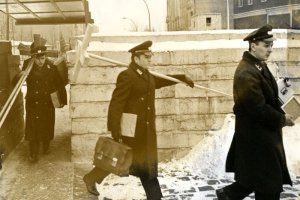 Angestellte der Ost-Berliner Post überqueren den Grenzübergang Invalidenstraße. Darunter waren auch Mitarbeiter der Staatssicherheit, die zur Überwachung der Passierscheinvergabe nach West-Berlin geschickt wurden, Dezember 1963