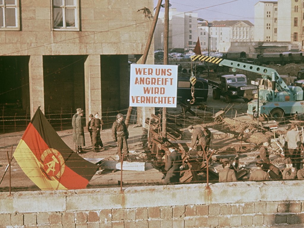 Ausbau des Mauerstreifens am Haus der Ministerien, 8. August 1962
