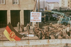 Ausbau des Mauerstreifens am Haus der Ministerien, 8. August 1962