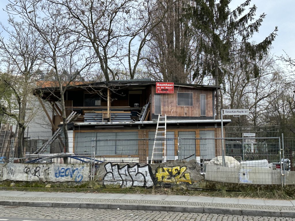 „Baumhaus an der Mauer“, März 2024