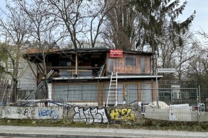 „Baumhaus an der Mauer“, März 2024